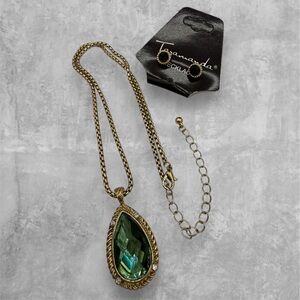 NWT- Taramanda Emerald Green Pear Pendant Gold-Tone Necklace and Studs Set
